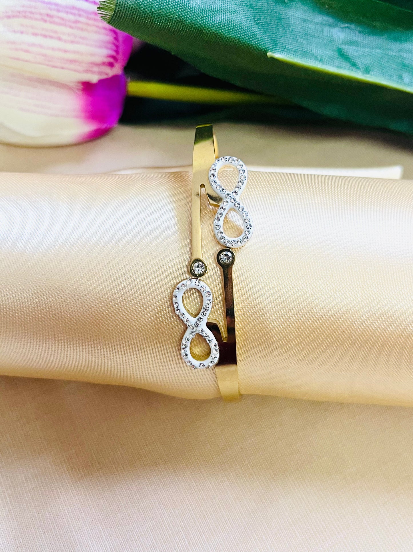 Anti-tarnish Inifinity design Bracelet (Gold)