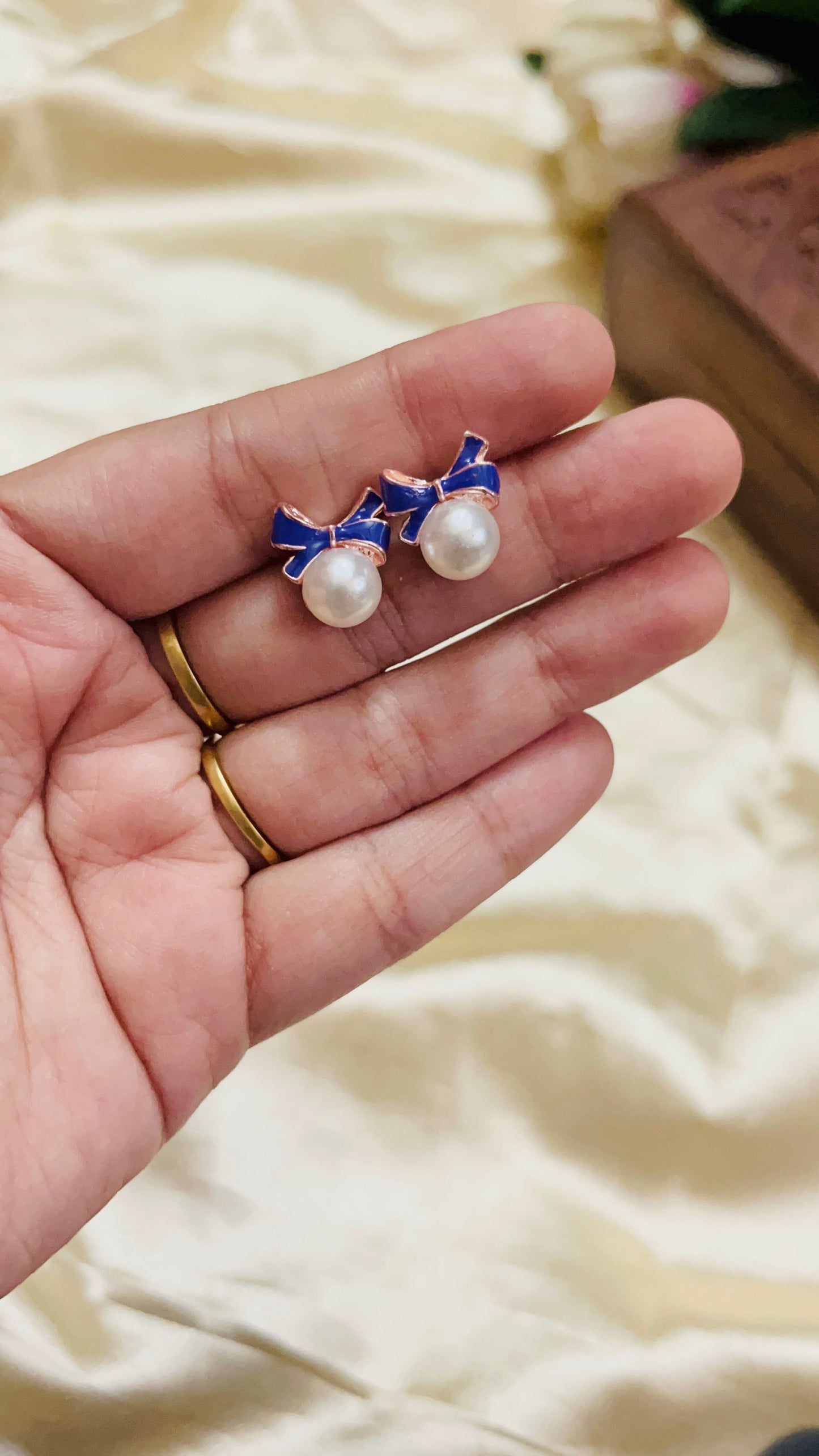 Bow Style Mini stud