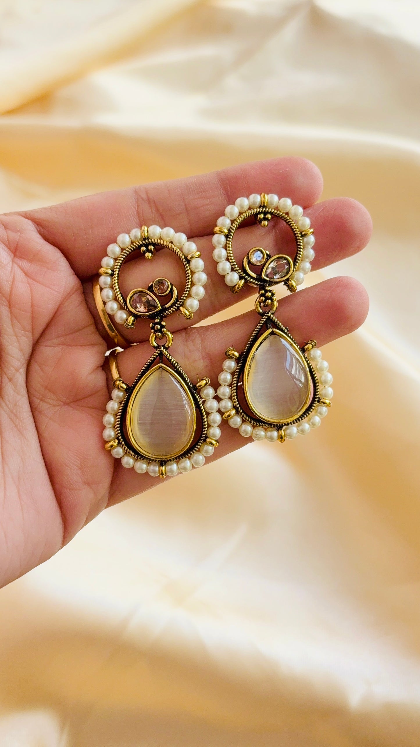 Pearl outlined Monalisa Stone Earrings