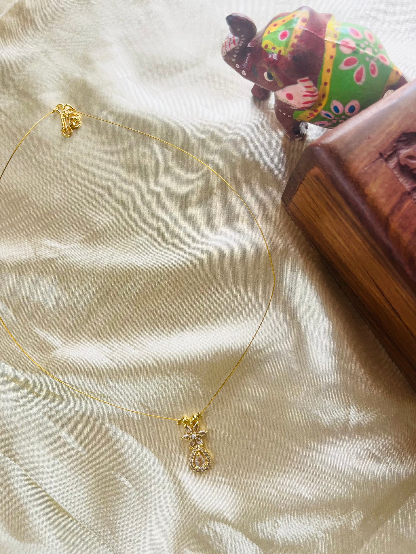 AD invisible necklace