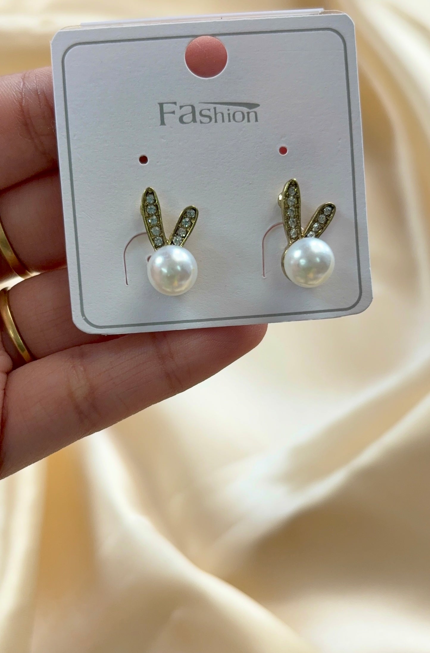Pearl rabbit stud