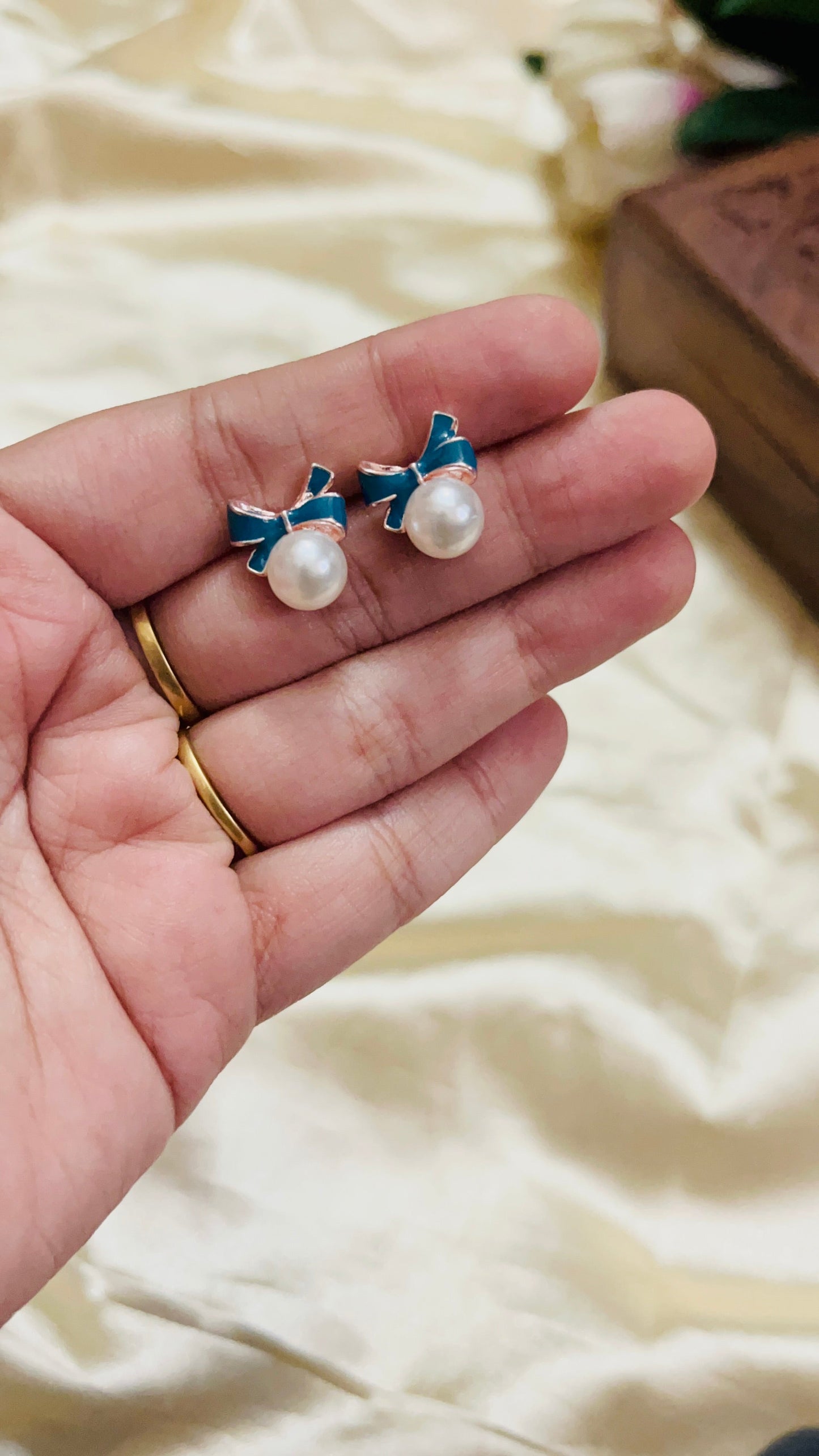 Bow Style Mini stud
