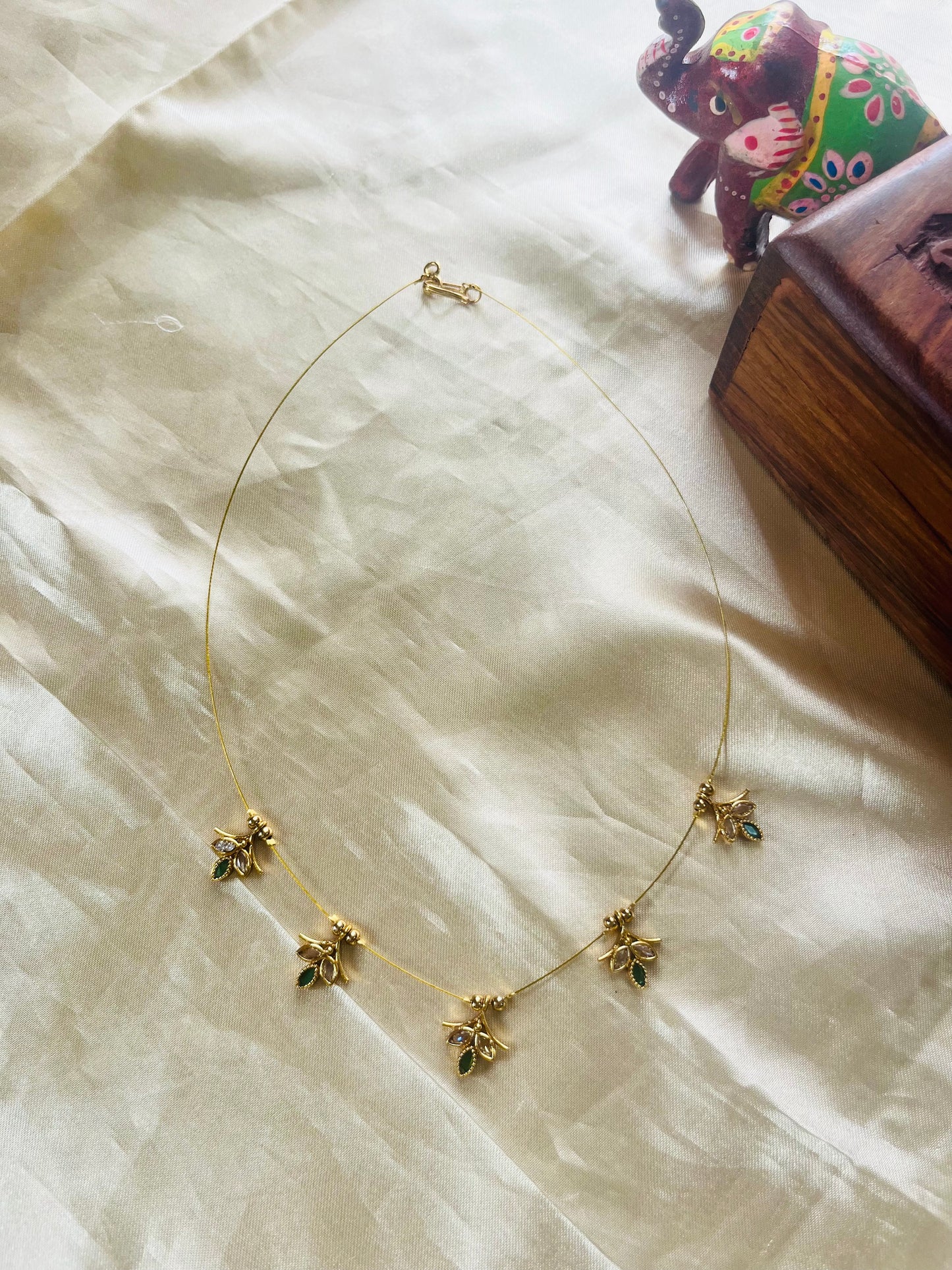 AD invisible necklace