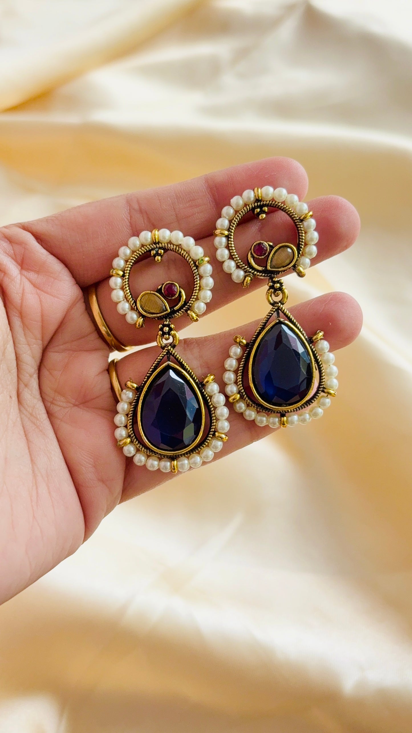 Pearl outlined Monalisa Stone Earrings
